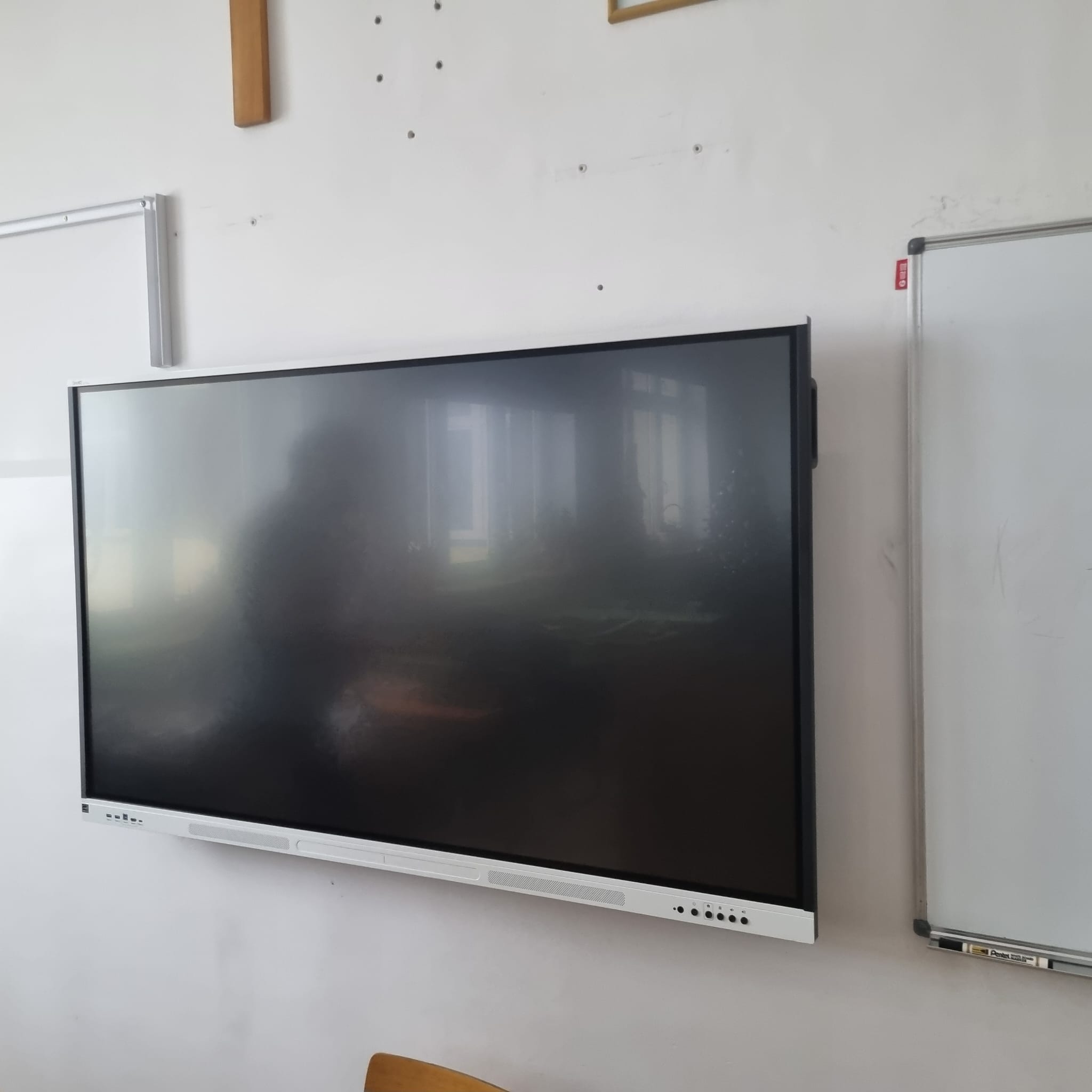 Nowoczesna przestrzeń edukacyjna z monitorem interaktywnym