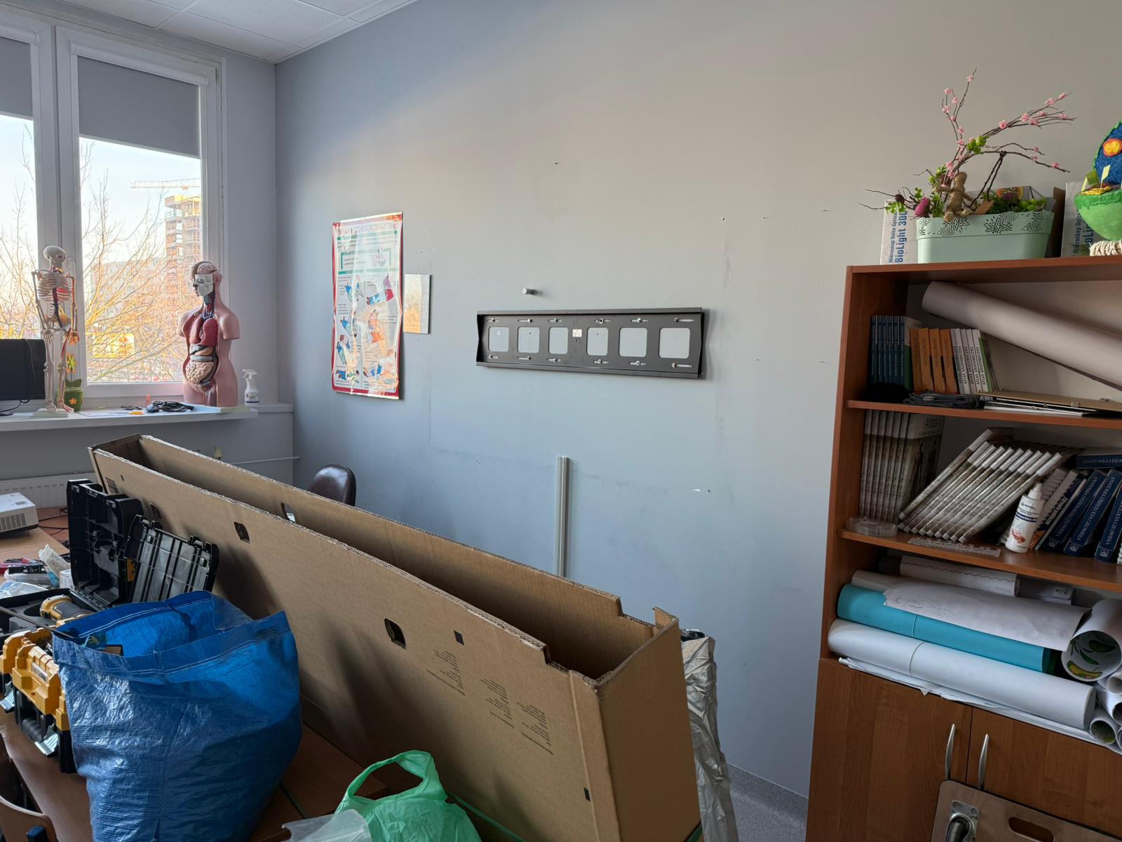 Instalacja monitora interaktywnego w sali edukacyjnej – Kraków
