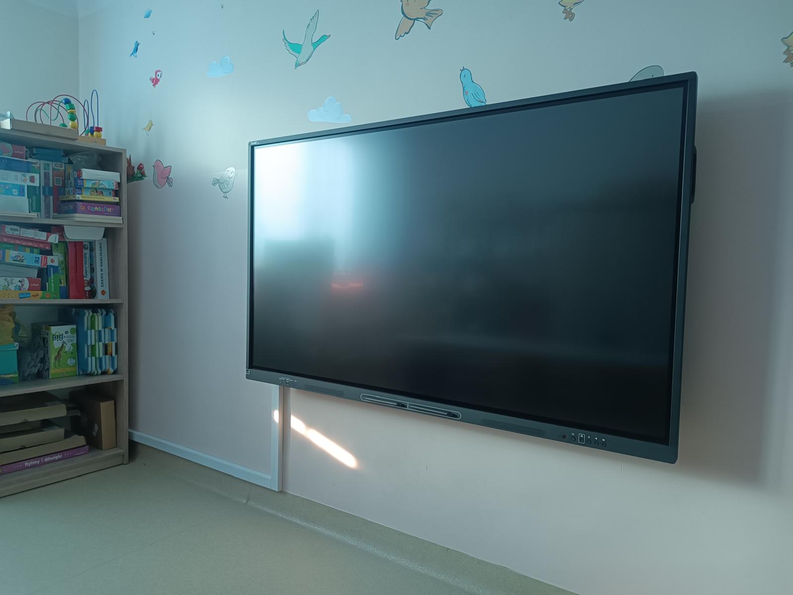 Sala lekcyjna z monitorem interaktywnym – Warszawa