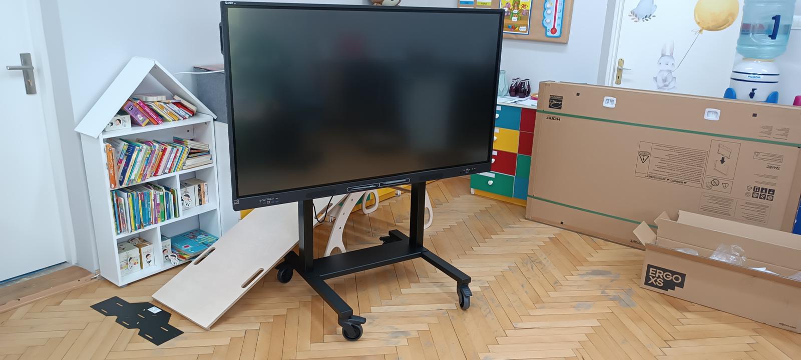 Nowoczesna przestrzeń edukacyjna z monitorem interaktywnym