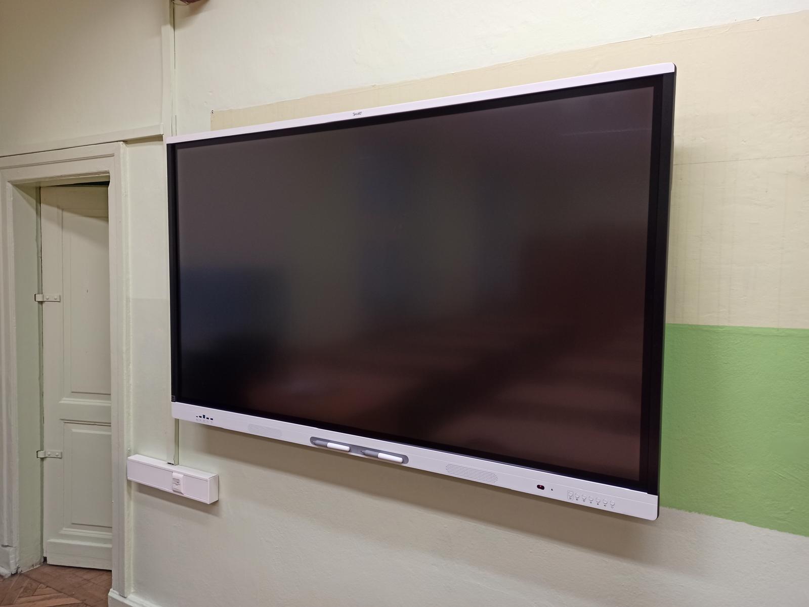Instalacja monitora interaktywnego w sali edukacyjnej – Łódź
