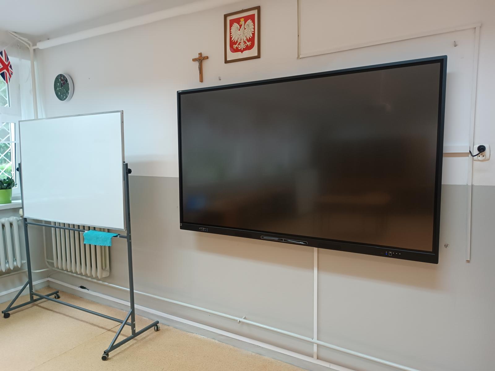 Instalacja monitora interaktywnego w sali edukacyjnej – Poznań